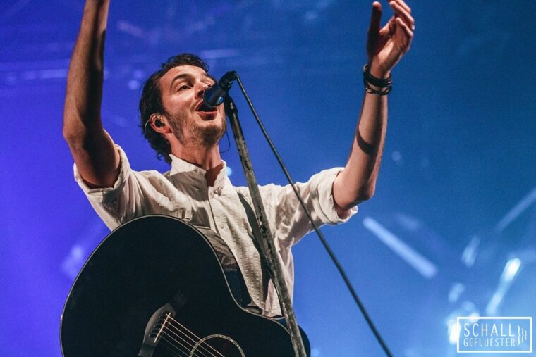 Fotos/Bericht: Editors & Public Service Broadcasting 2018 im Palladium Köln