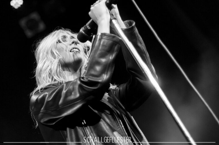 Fotos/Bericht: The Pretty Reckless & The Cruel Knives 2017 in Köln