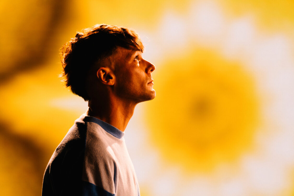 Louis Tomlinson veröffentlicht neues Album „How Did I Get Here?“ + Single „Imposter“