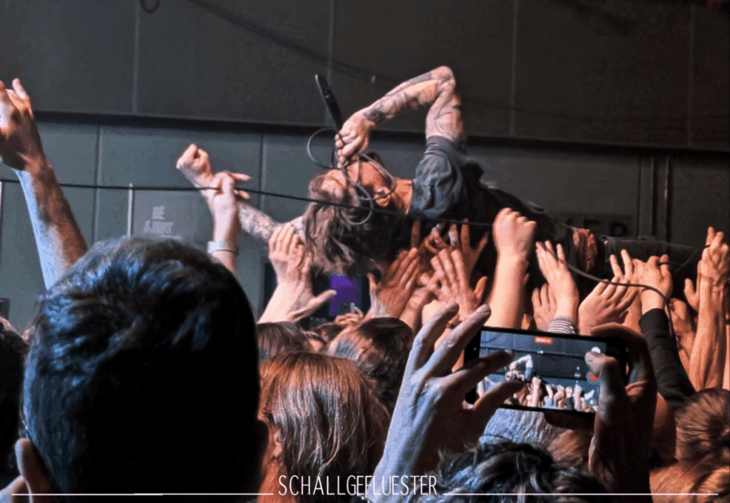 Fotos/Bericht: FJØRT auf BÉ FJØRT Tour 2026 im FZW Dortmund 5 fjort be fjort tour dortmund david crowdsurfing tini schallgefluester kl kl