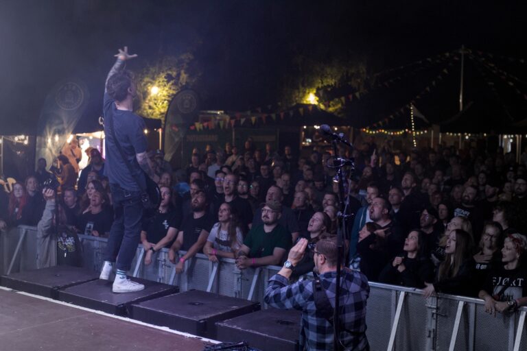 Fotos/Bericht: Getoese Festival Warm-up mit FJØRT & Grote Geelstaart in Mastholte (Rietberg)
